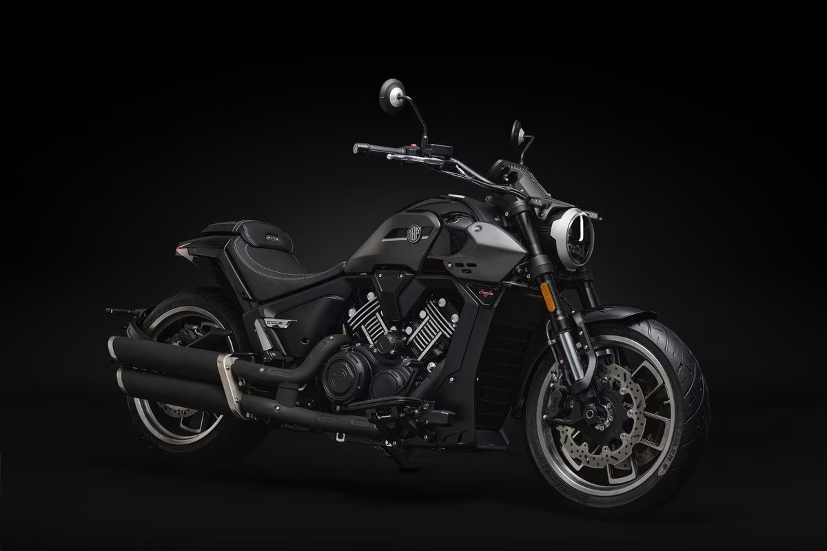 <div class='descrGalleryTitle'>MBP C1002V</div><div class='descrGalleryText'><p>Da un bicilindrico parallelo di media cubatura passiamo ad un poderoso V2 da litro. Un <b>nuovo motore a V</b> nel 2023-2024 è quanto di più insolito, ma è proprio questo il cuore della MBP C1002V. MBP è l’acronimo di Moto Bologna Passione, scelta stilistica singolare operata dalla casa cinese di proprietà del gruppo Keeway, ove Bologna sta a indicare la città dove è stata stabilità la sede italiana. La <b>C1002V</b> non passerà inosservata: ha uno stile che si rifà in parte alla Harley-Davidson V-Rod, bassa e lunga, e probabilmente il motore a V contribuirà a darle un po’ di carattere che a tante di queste proposte orientali manca irrimediabilmente.&nbsp;</p>
<p>Il bicilindrico a <b>V di 80° da 997 cc</b> eroga 95 cavalli a 7.600 giri, il cambio ha sei marce e il finale è a cinghia. I cerchi sono in lega, entrambi da 18”, e il posteriore calza uno pneumatico da 240 di larghezza. Le <b>sospensioni sono firmate Kayaba</b> mentre i freni J.Juan prevedono doppio disco anteriore da 320 mm con pinze ad attacco radiale. Il peso dichiarato è di 268 kg a secco. La MBP C1002V è dotata inoltre di un sistema GPS integrato e di connettività con lo smartphone. La moto è già disponibile presso i rivenditori, al<b> prezzo di listino di 9.990 euro</b> franco concessionario.</p>
</div>